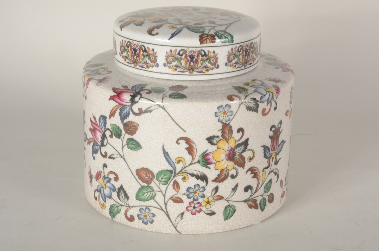 Potiche de porcelana decorado com flores em policromia sobre fundo... - foto 1 de 6