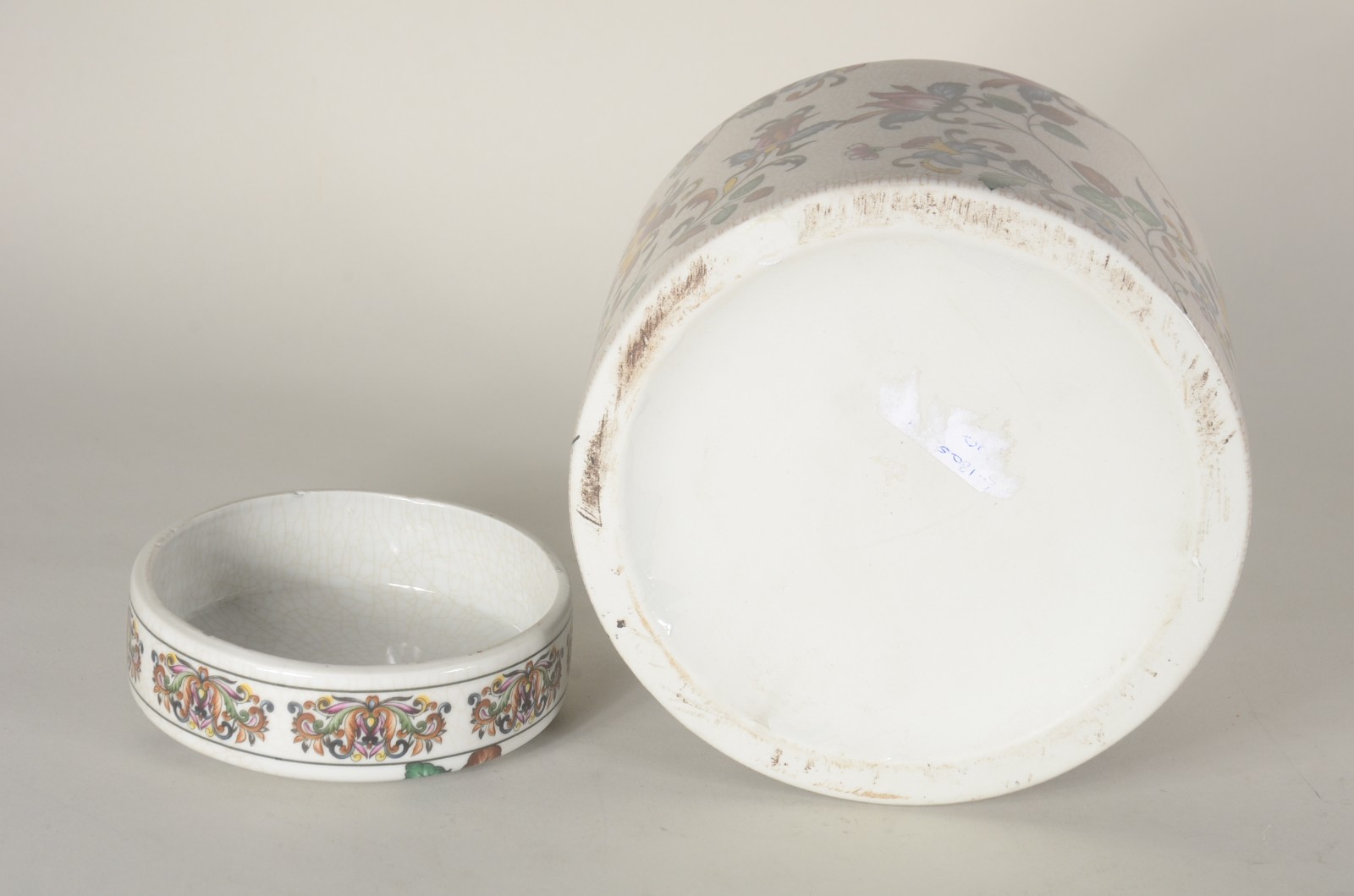 Potiche de porcelana decorado com flores em policromia sobre fundo... - foto 6 de 6