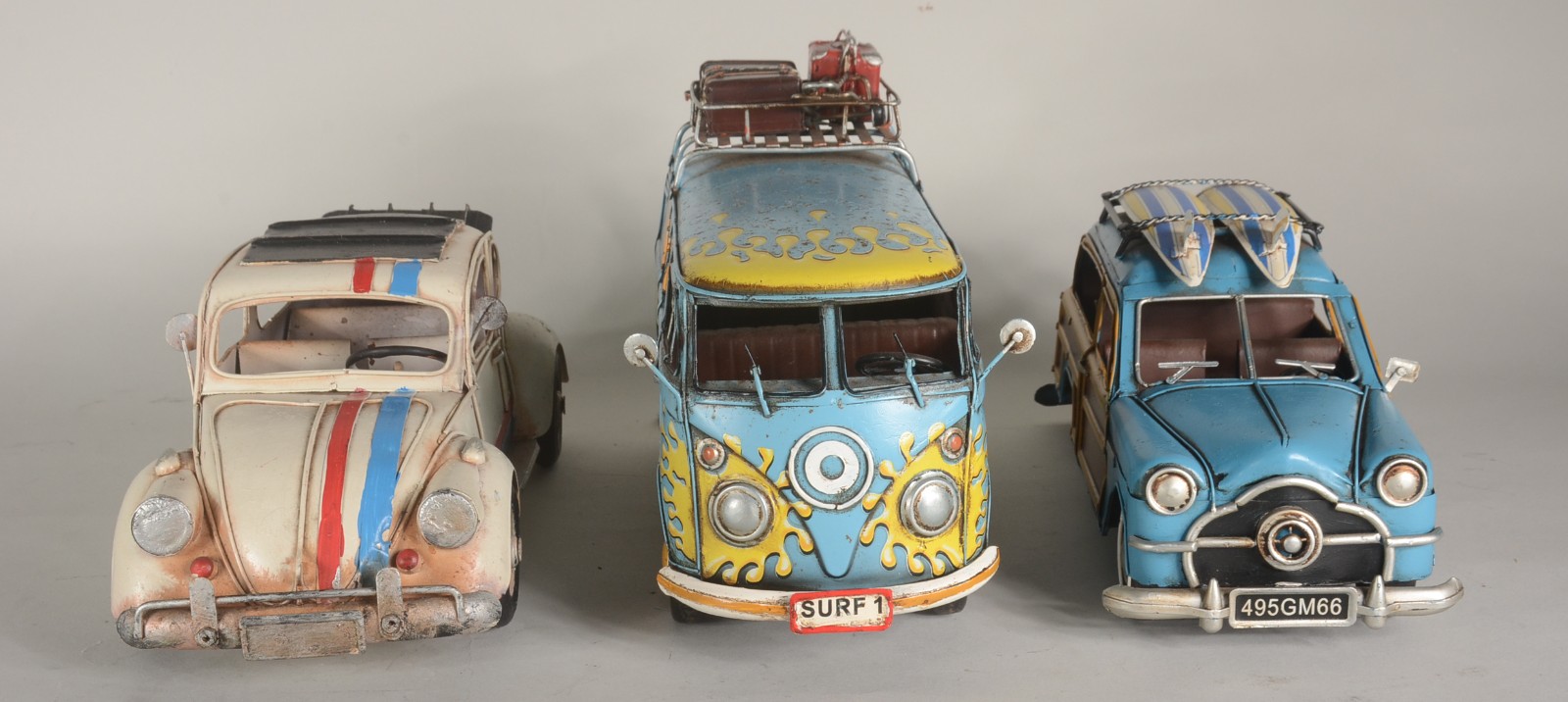 Três carrinhos decorativos em miniaturas de metal. com desgastes. - foto 1 de 7