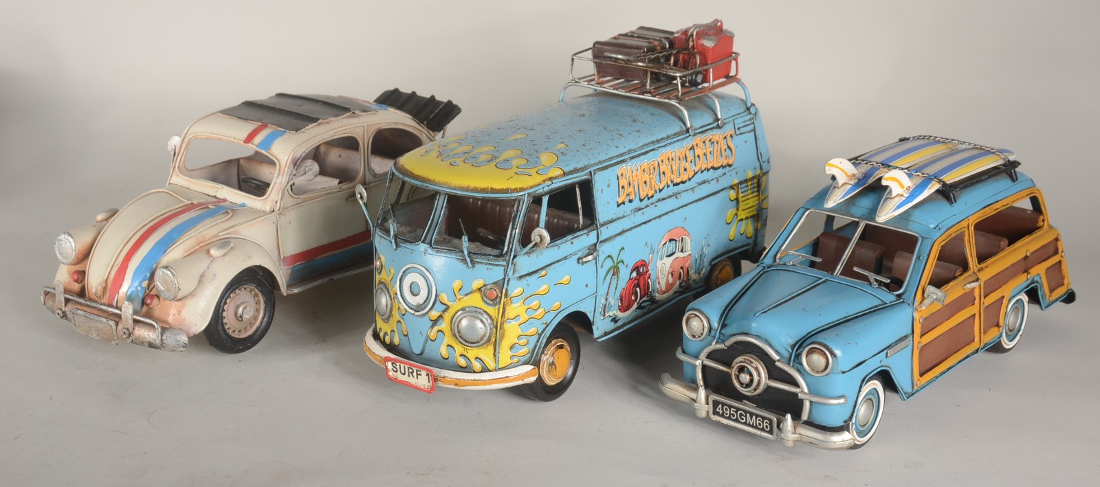 Três carrinhos decorativos em miniaturas de metal. com desgastes. - foto 2 de 7
