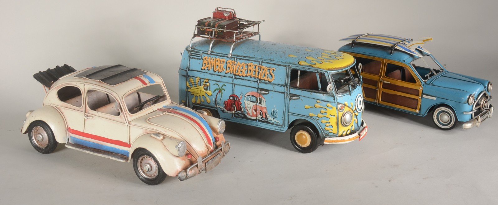 Três carrinhos decorativos em miniaturas de metal. com desgastes. - foto 3 de 7