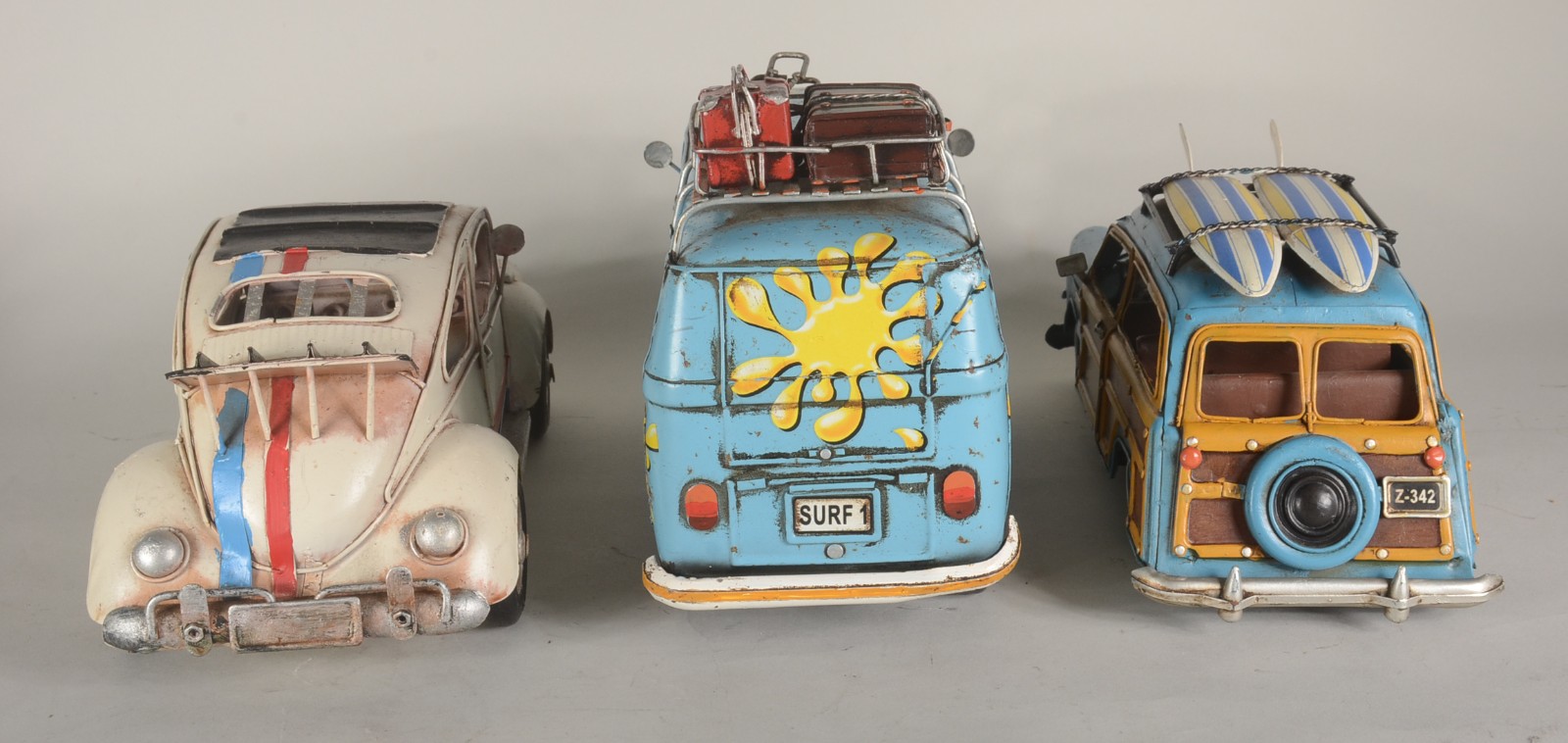 Três carrinhos decorativos em miniaturas de metal. com desgastes. - foto 4 de 7