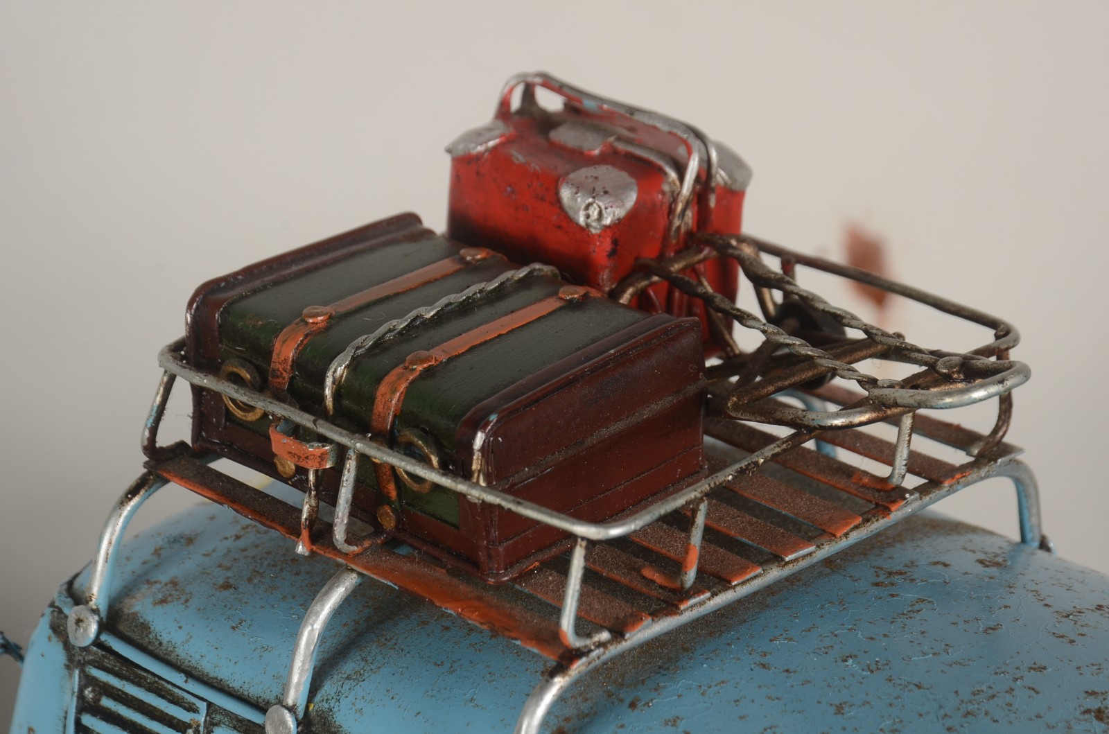 Três carrinhos decorativos em miniaturas de metal. com desgastes. - foto 6 de 7