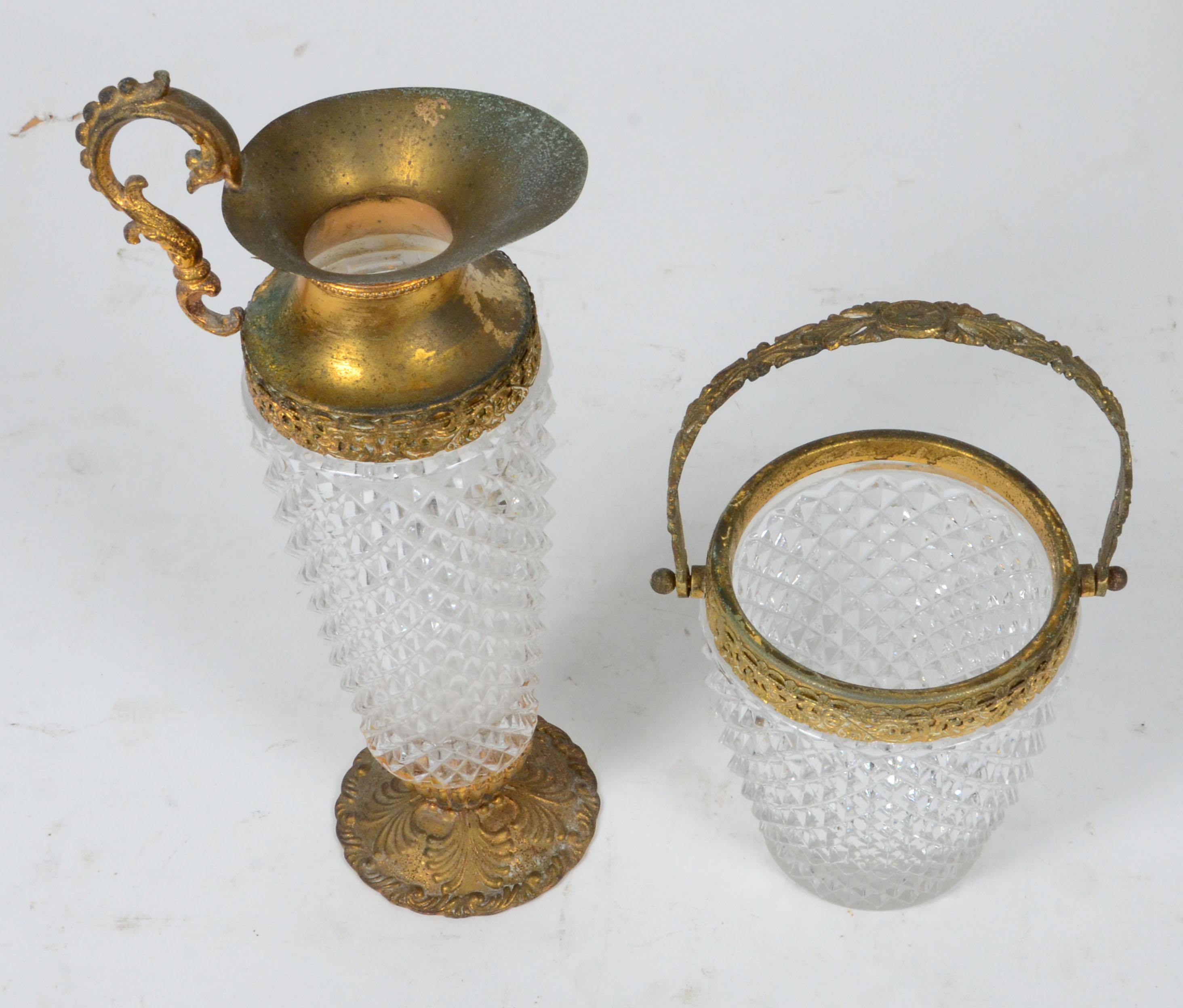 Duas peças de cristal decoração bico de jaca e dourado sendo: jarra e... - foto 2 de 2
