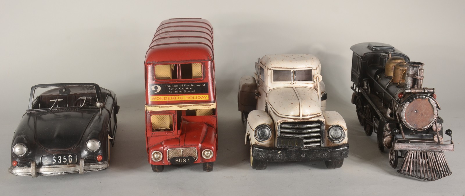 Quatro carrinhos decorativos em miniaturas de metal. com desgastes. - foto 2 de 10