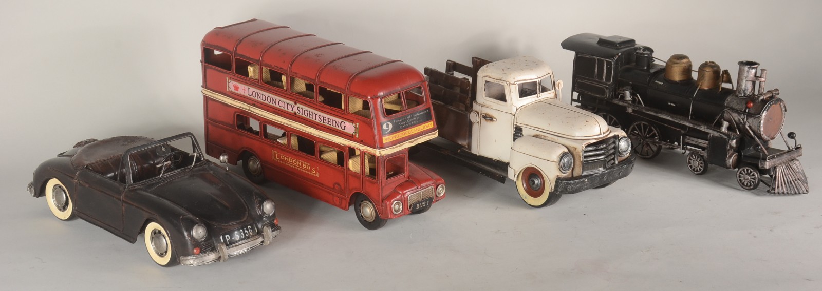 Quatro carrinhos decorativos em miniaturas de metal. com desgastes. - foto 3 de 10