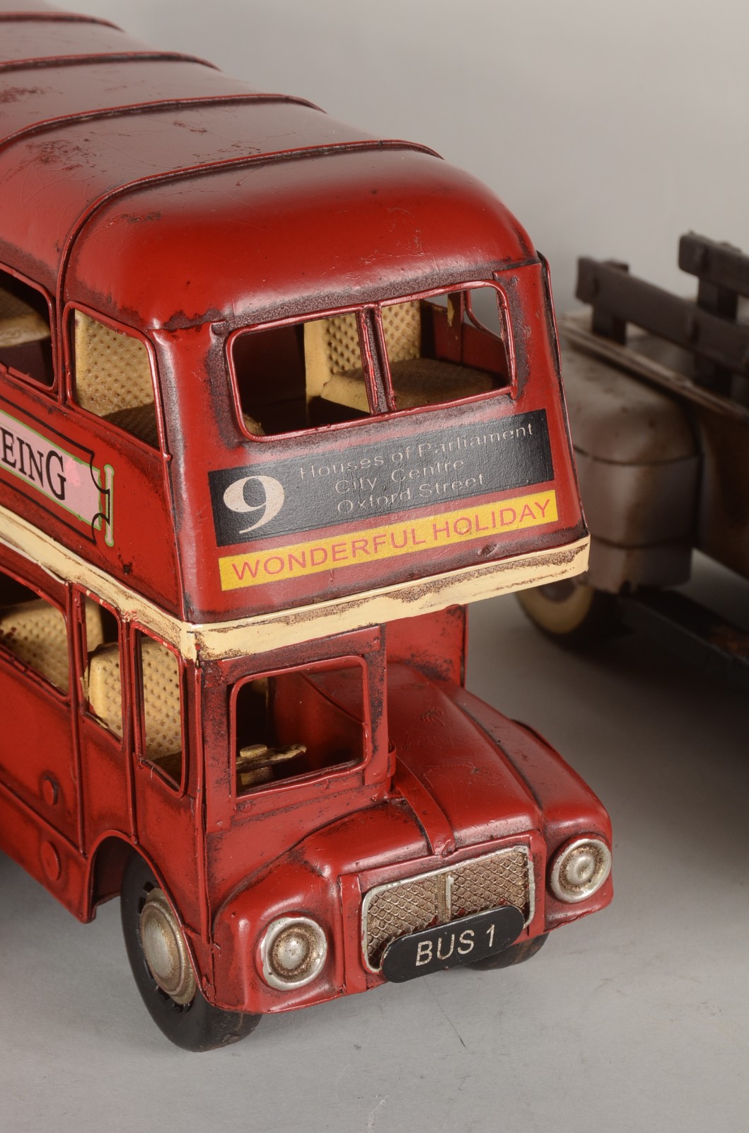 Quatro carrinhos decorativos em miniaturas de metal. com desgastes. - foto 4 de 10