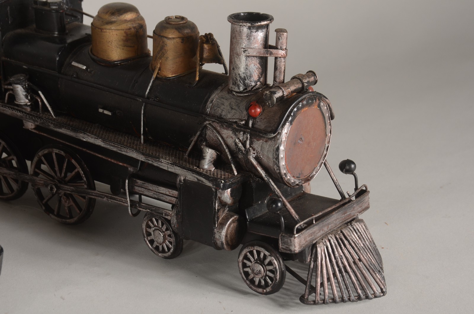 Quatro carrinhos decorativos em miniaturas de metal. com desgastes. - foto 6 de 10