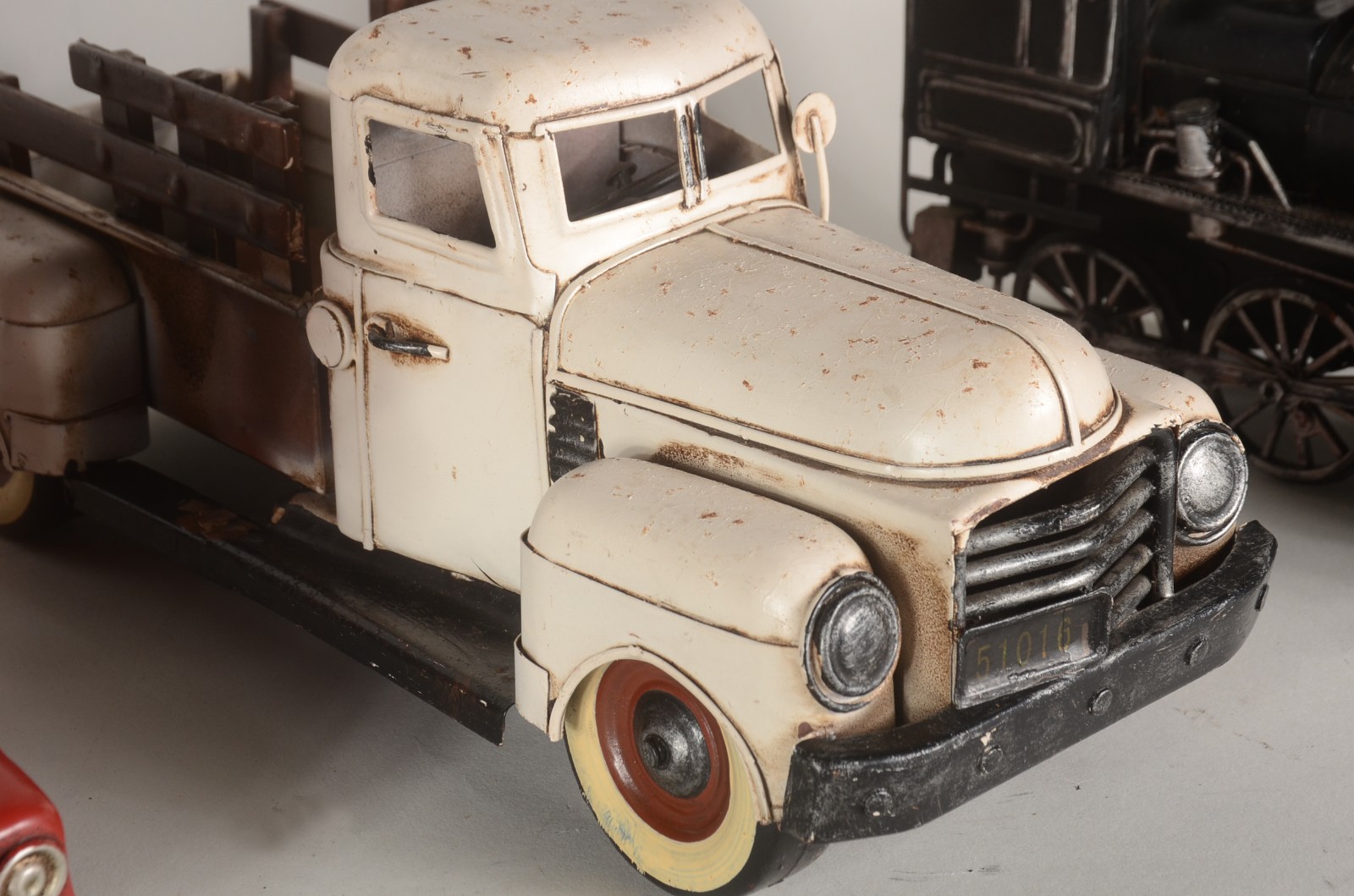 Quatro carrinhos decorativos em miniaturas de metal. com desgastes. - foto 9 de 10