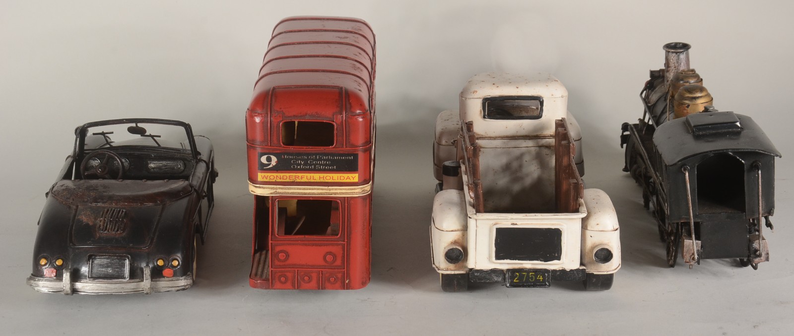 Quatro carrinhos decorativos em miniaturas de metal. com desgastes. - foto 10 de 10
