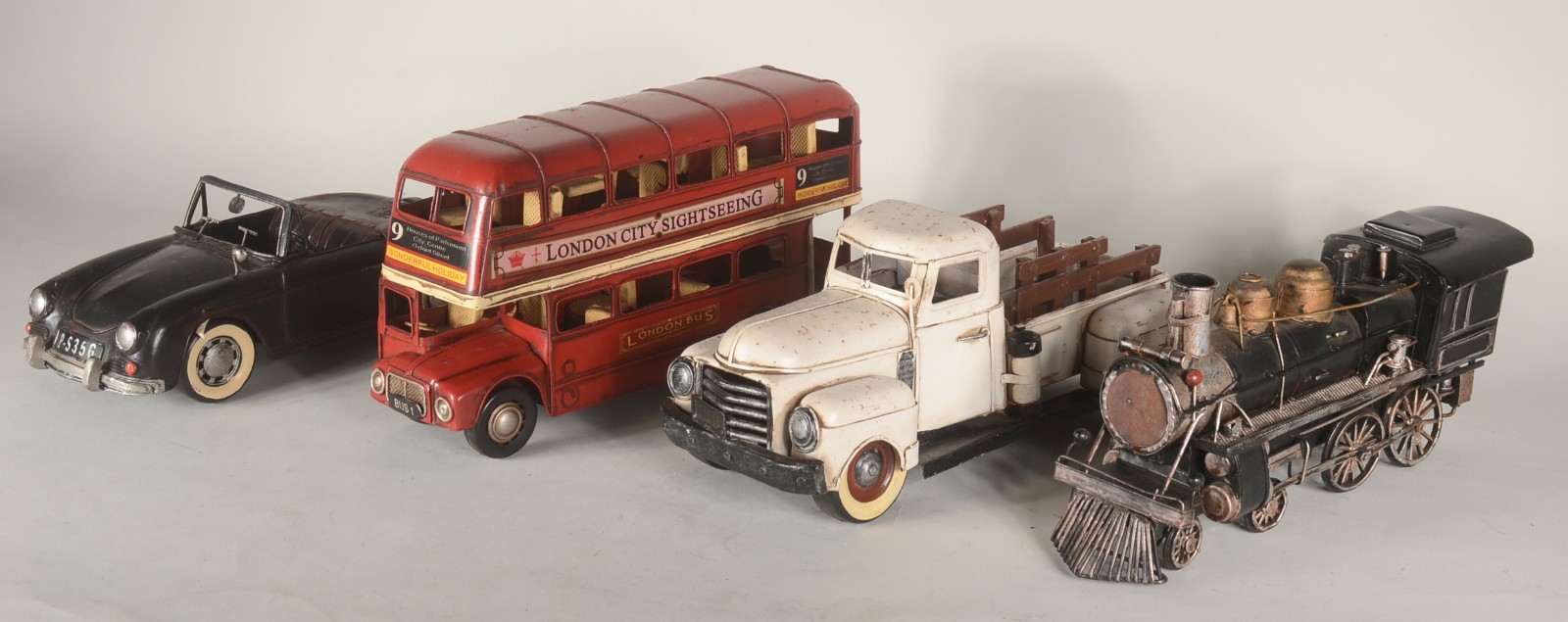 Quatro carrinhos decorativos em miniaturas de metal. com desgastes. - foto 1 de 10