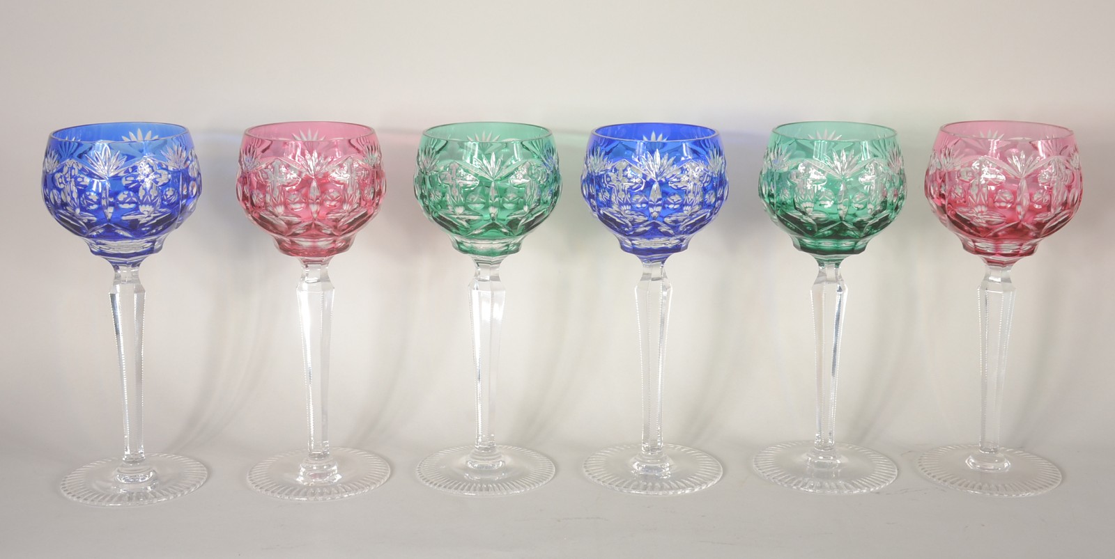 Seis cálices para vinho de cristal lapidado em diversas cores, pés... - foto 1 de 5