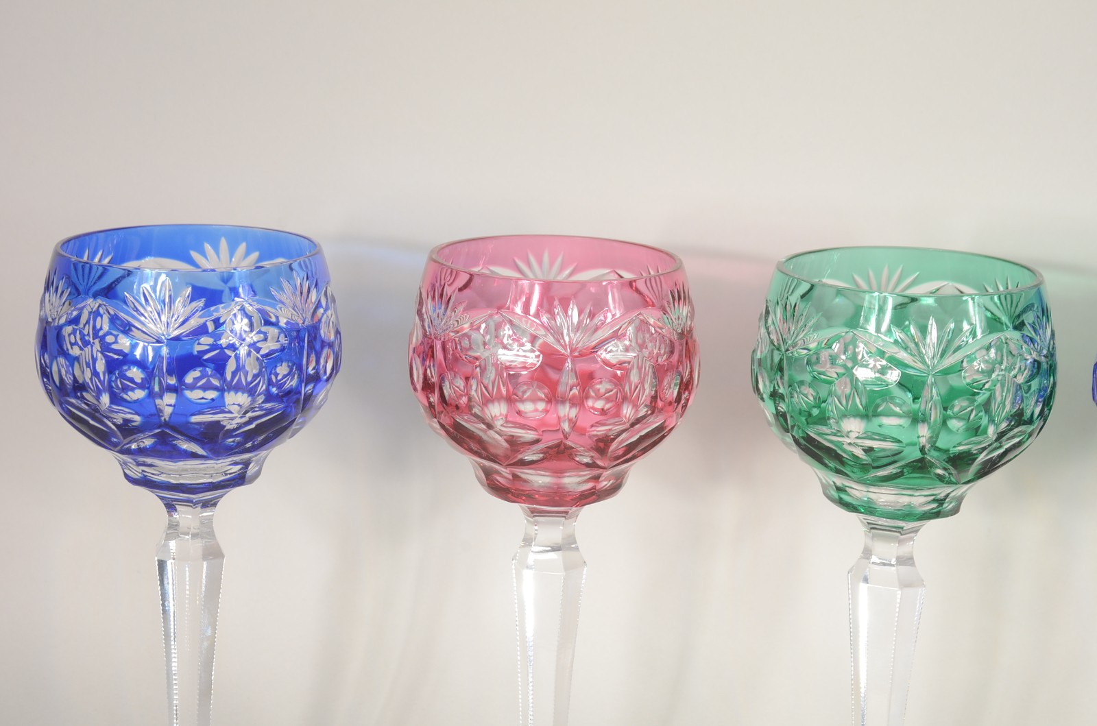 Seis cálices para vinho de cristal lapidado em diversas cores, pés... - foto 2 de 5