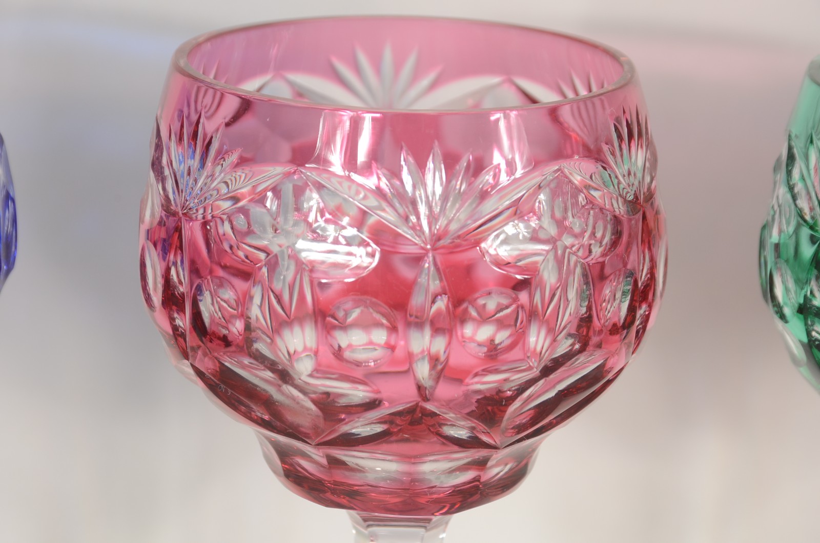 Seis cálices para vinho de cristal lapidado em diversas cores, pés... - foto 3 de 5
