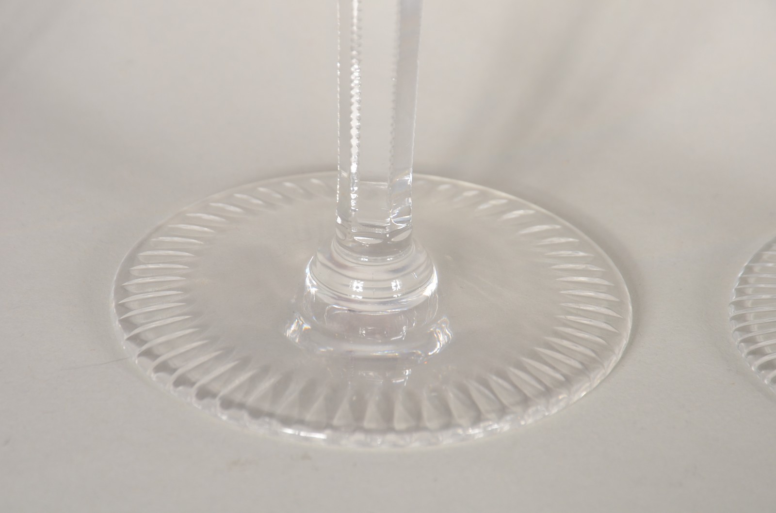 Seis cálices para vinho de cristal lapidado em diversas cores, pés... - foto 4 de 5