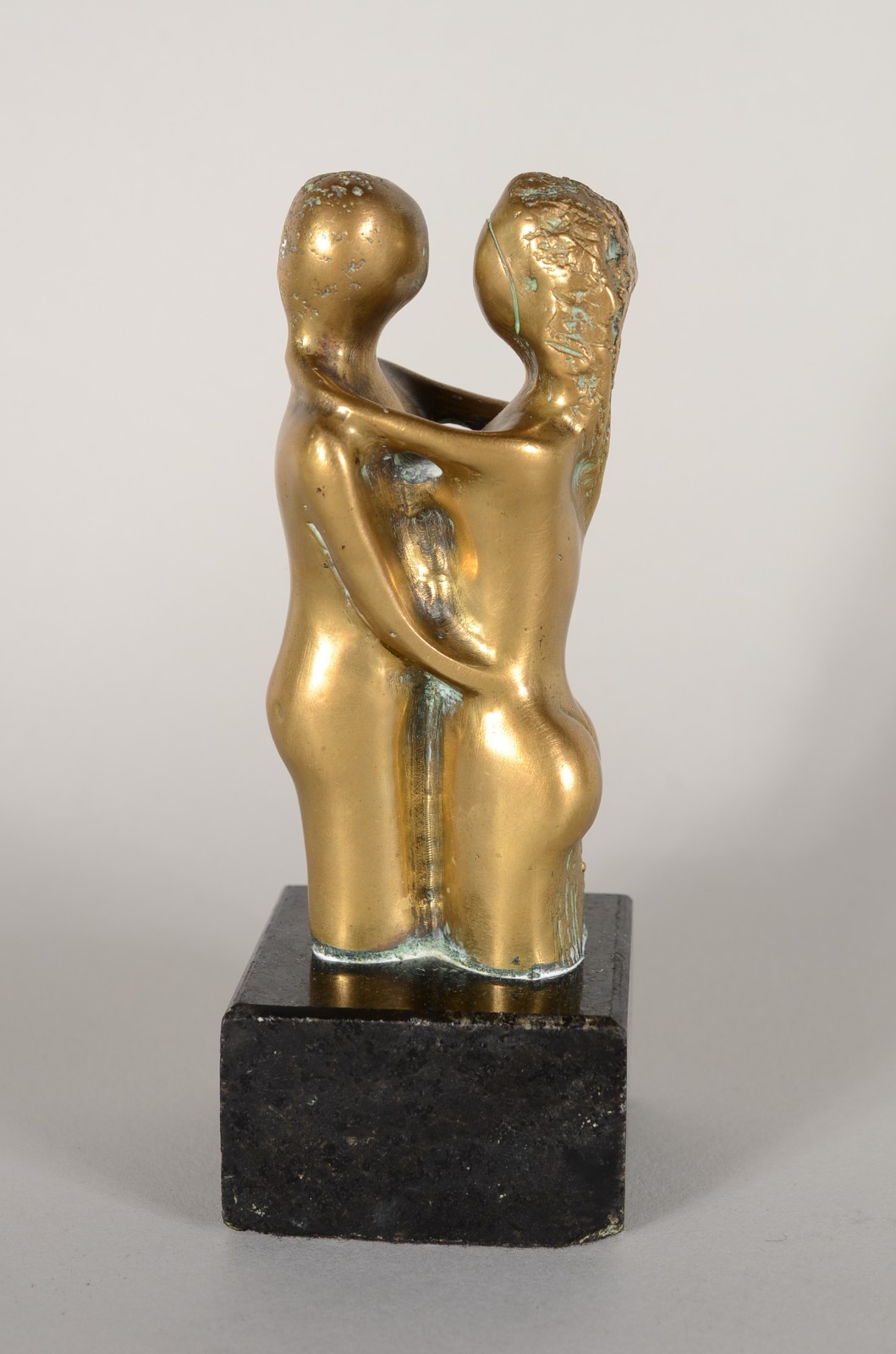 . Escultura em bronze representando casal se abraçando. Assinada no... - foto 1 de 5