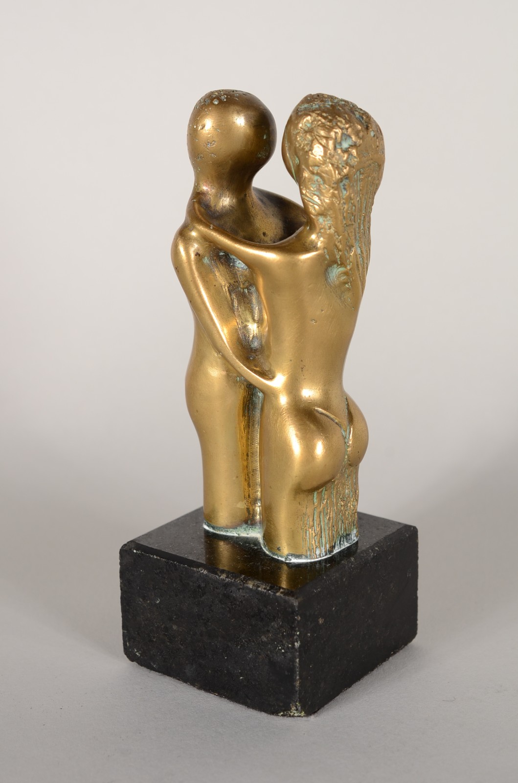 . Escultura em bronze representando casal se abraçando. Assinada no... - foto 2 de 5