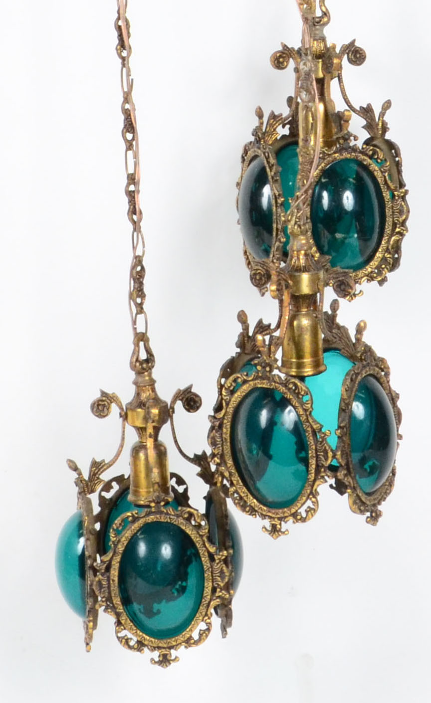 Tres lanternas de metal dourado com placas de vidro verde... - foto 1 de 2