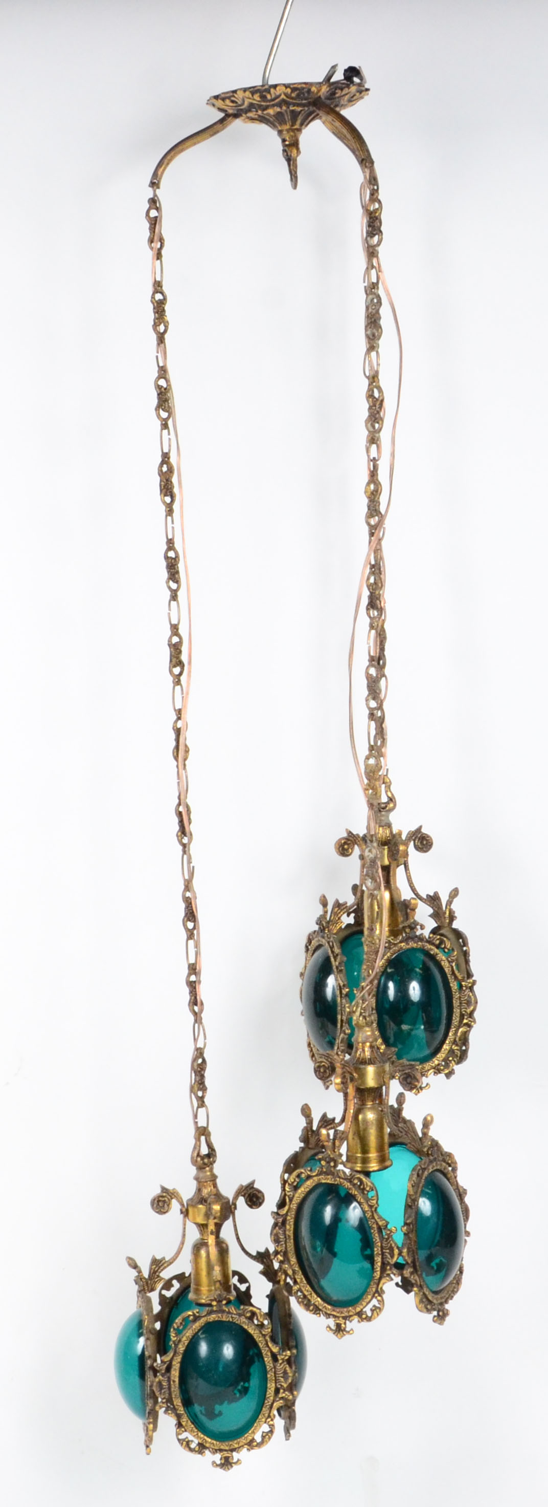 Tres lanternas de metal dourado com placas de vidro verde... - foto 2 de 2