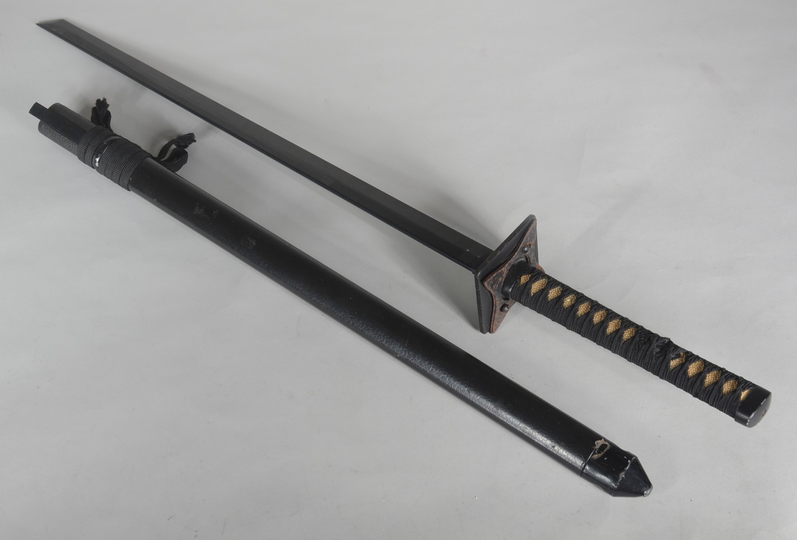 Katana - Espada oriental com bainha. - foto 1 de 7