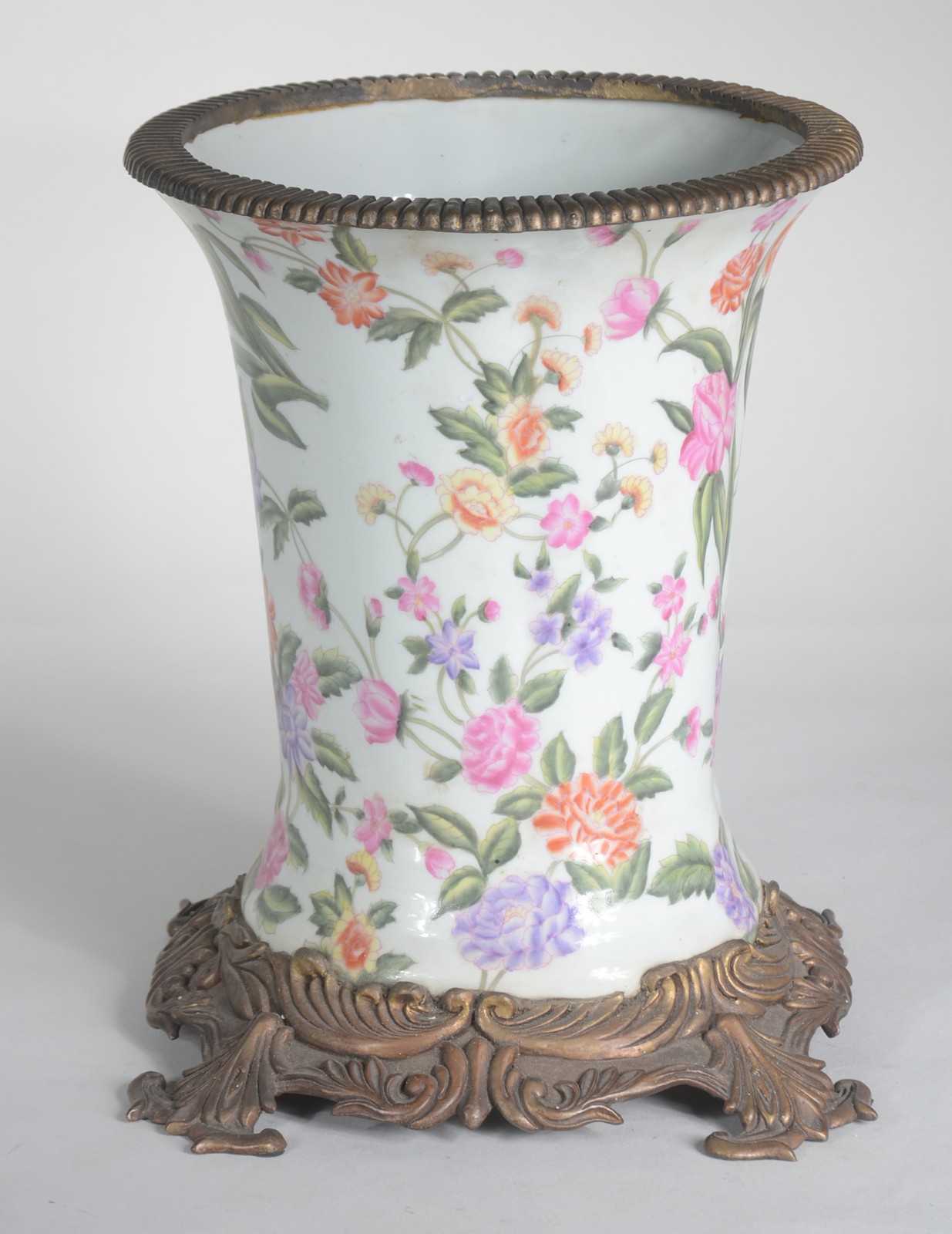 Vaso de porcelana decorado com flores em policromia, guarnição de... - foto 1 de 5
