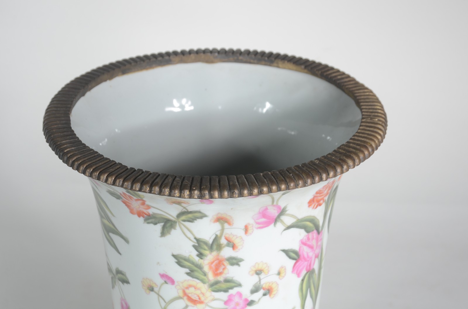 Vaso de porcelana decorado com flores em policromia, guarnição de... - foto 2 de 5