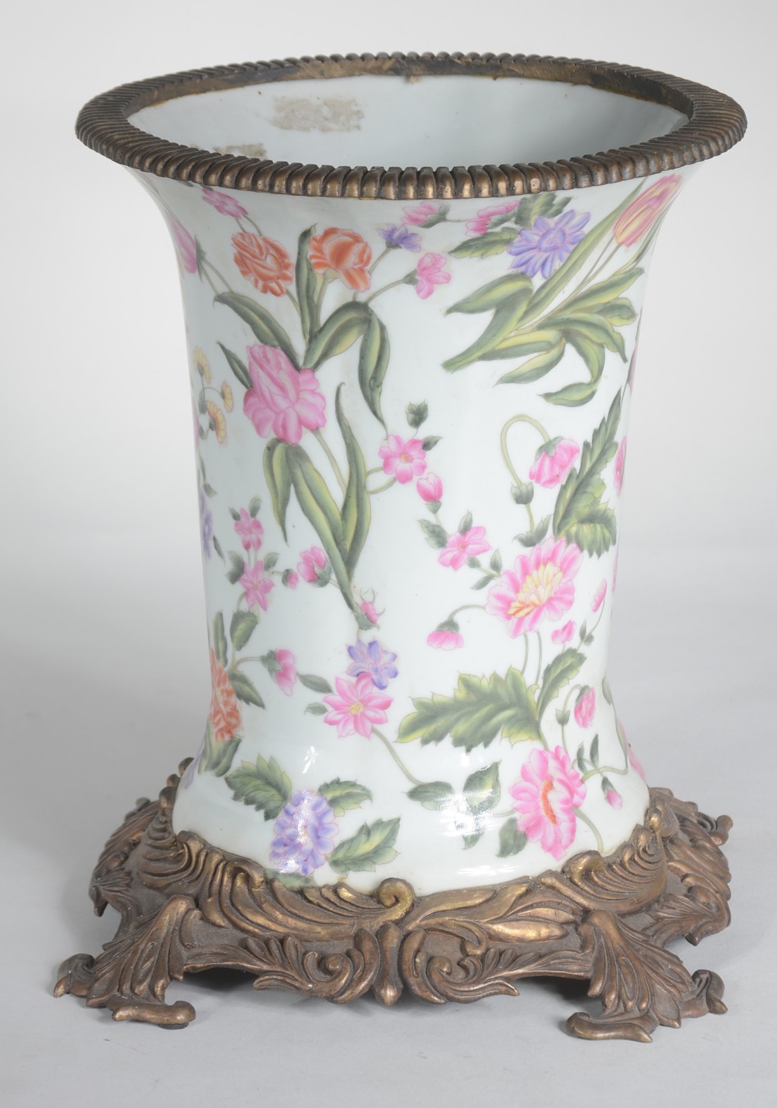 Vaso de porcelana decorado com flores em policromia, guarnição de... - foto 3 de 5