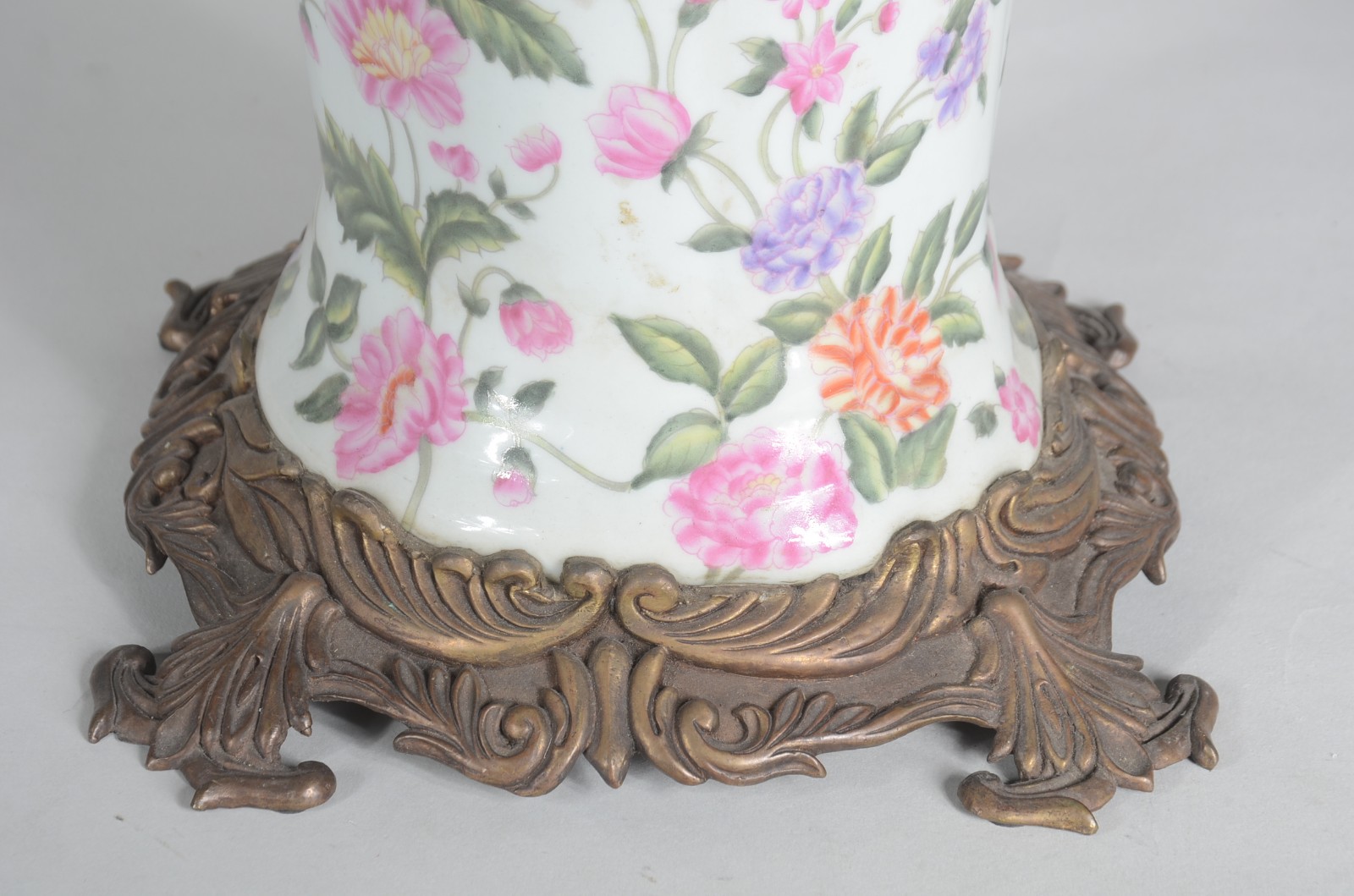 Vaso de porcelana decorado com flores em policromia, guarnição de... - foto 4 de 5