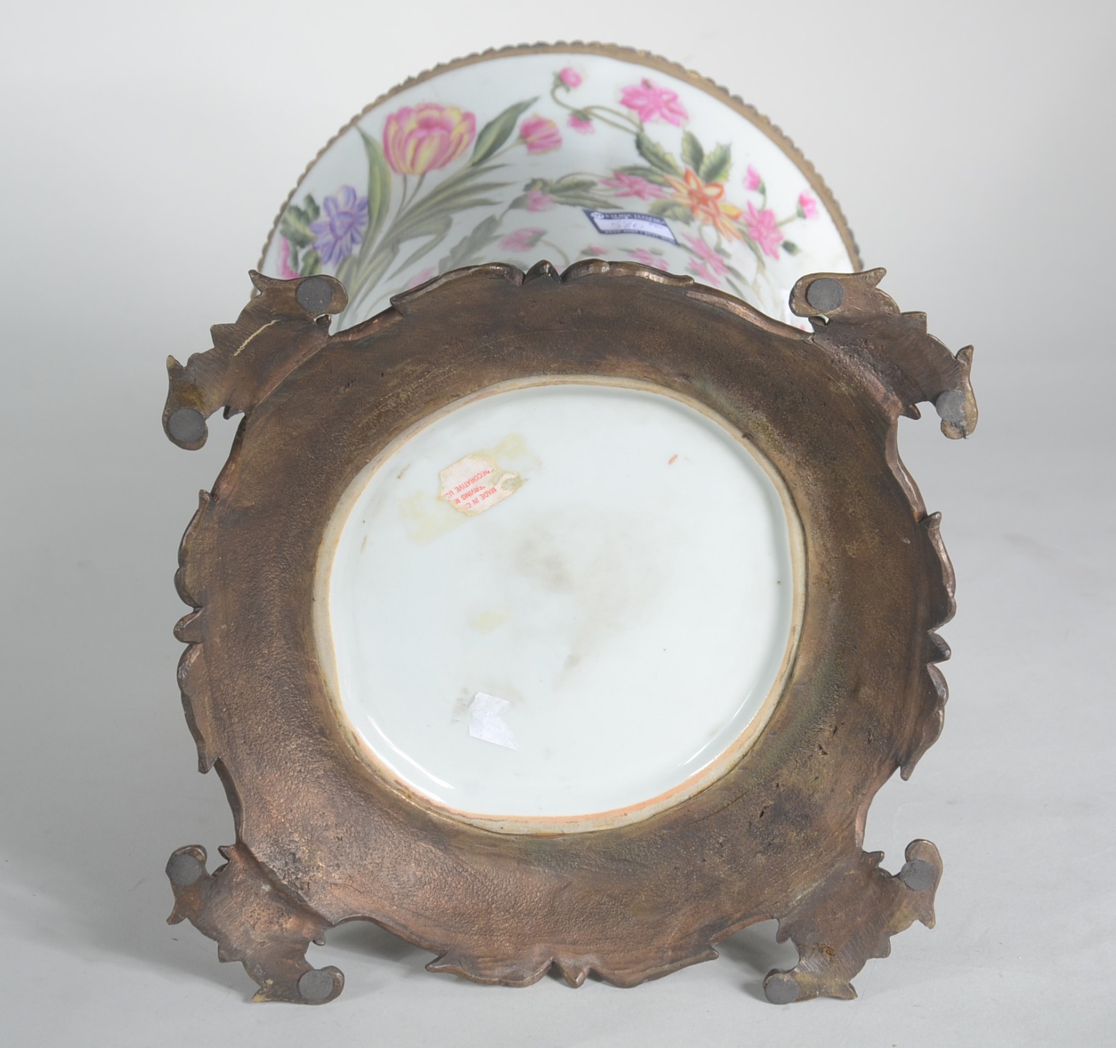 Vaso de porcelana decorado com flores em policromia, guarnição de... - foto 5 de 5