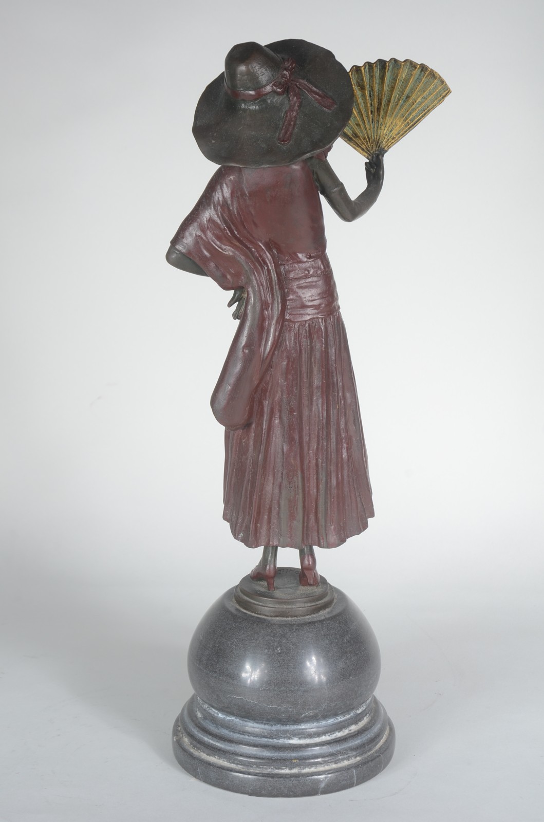 Replica de escultura de metal patinado representando figura feminina... - foto 2 de 7