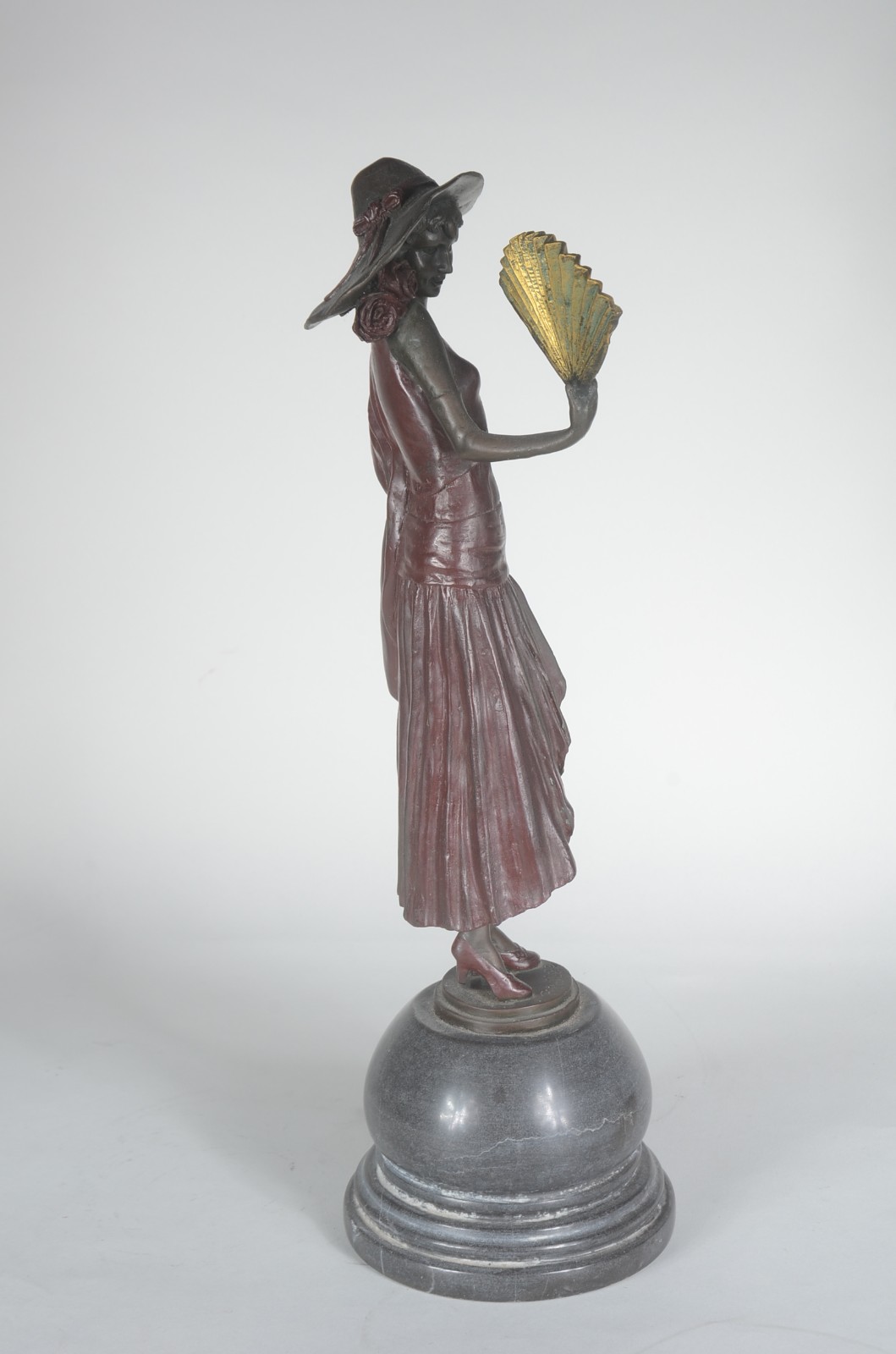 Replica de escultura de metal patinado representando figura feminina... - foto 4 de 7