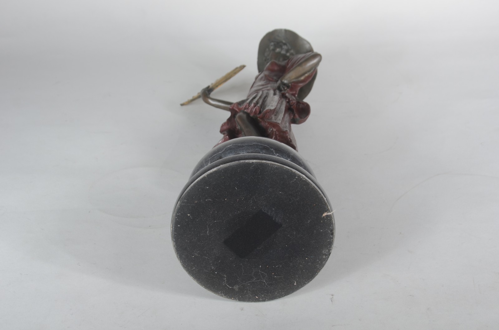 Replica de escultura de metal patinado representando figura feminina... - foto 7 de 7