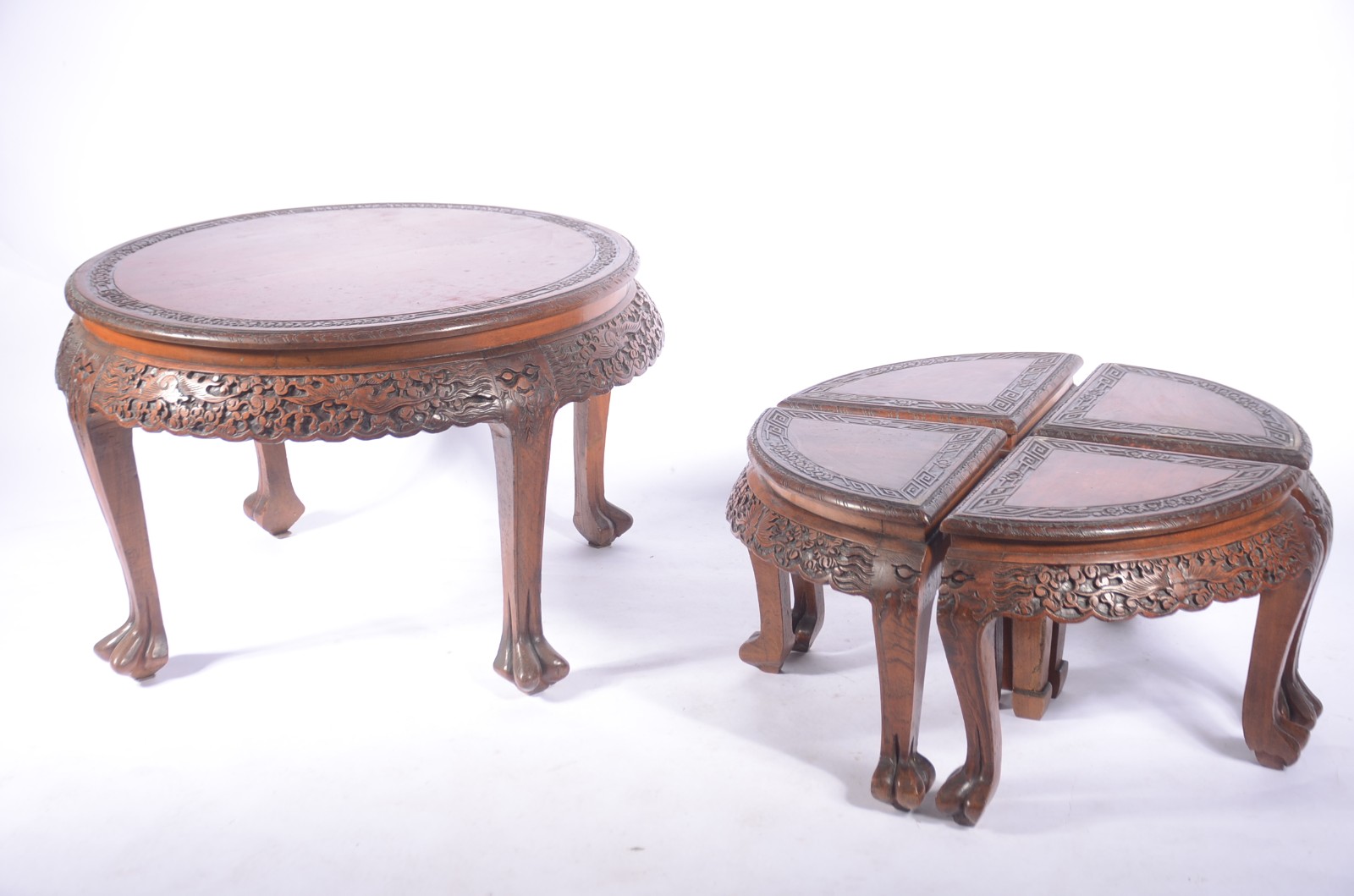 Mesa chinesa de centro de madeira entalhada com 4 banquetas... - foto 2 de 8
