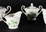 Noritake (1904),  - Aparelho de jantar, chá e café de porcelana Noritake, composto de: 24 pratos rasos, 24 pratos fundos, 12 pratos de sobremesa, 12 para pão, 12 bowls, 1