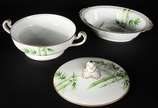 Noritake (1904),  - Aparelho de jantar, chá e café de porcelana Noritake, composto de: 24 pratos rasos, 24 pratos fundos, 12 pratos de sobremesa, 12 para pão, 12 bowls, 1