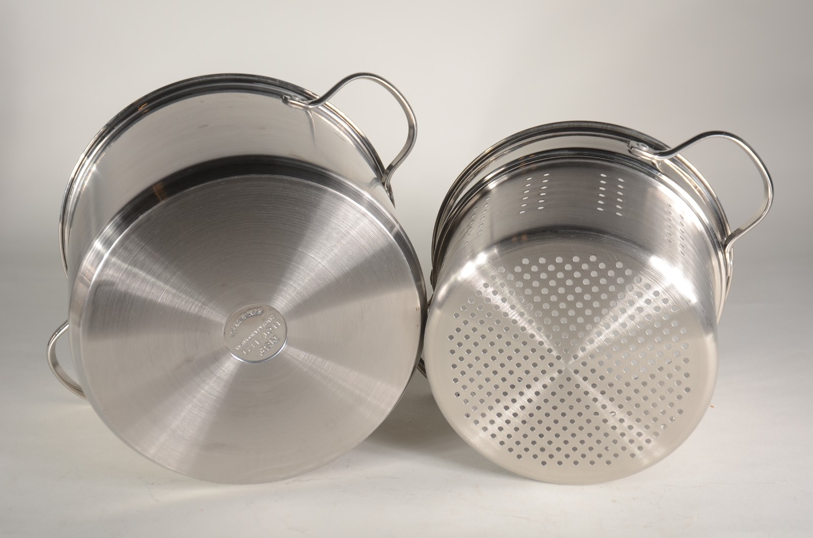 Conjunto com duas caçarolas de inox e dois escorredores para massas... - foto 5 de 11