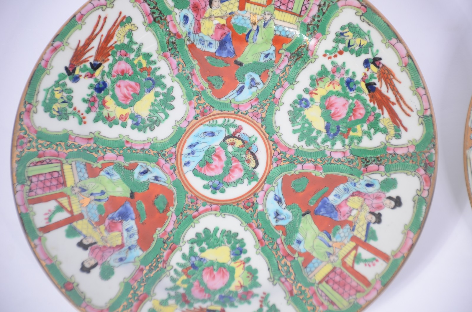 Oito pratos diversos de porcelana oriental policromada. - foto 3 de 10