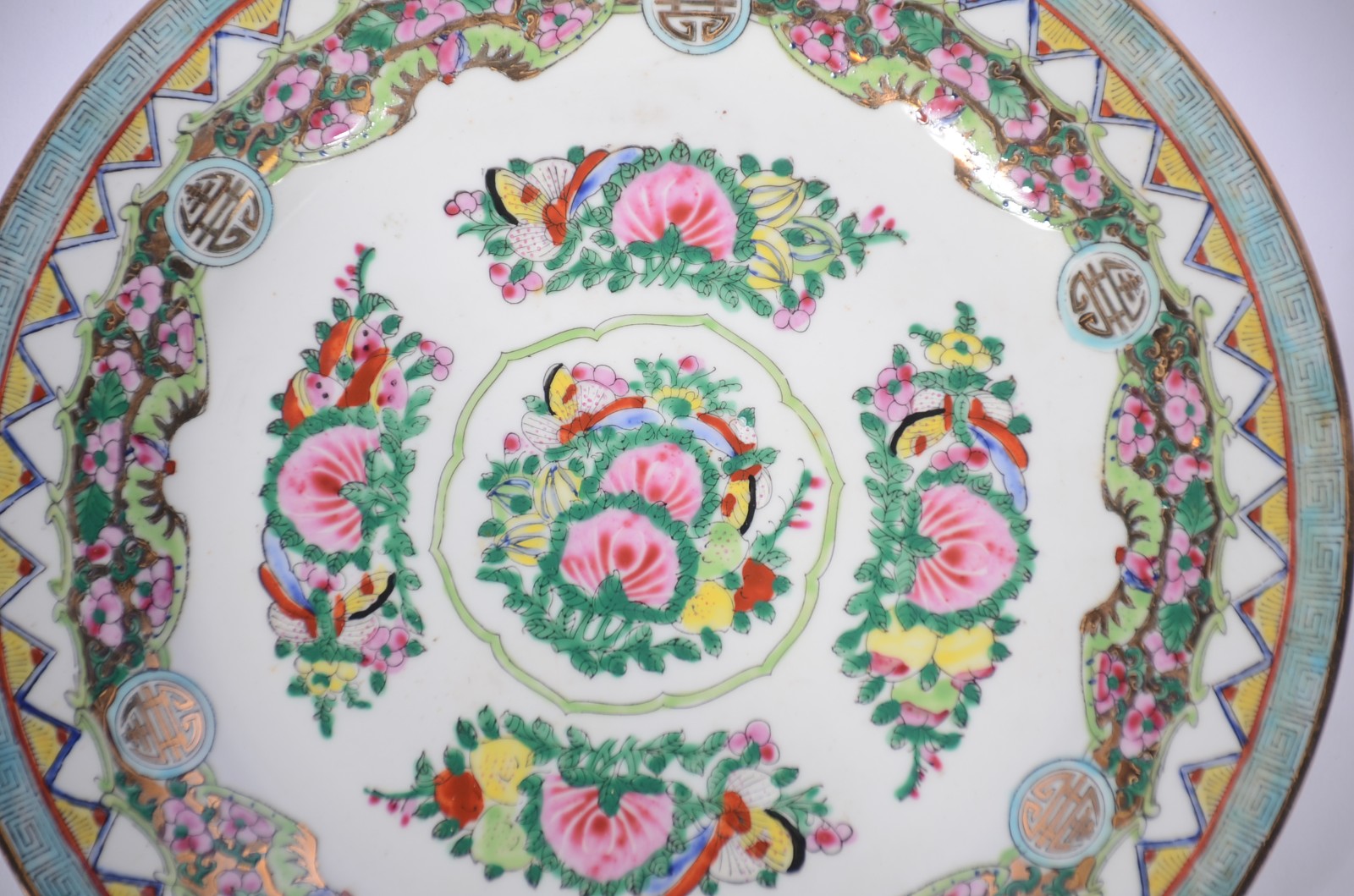 Oito pratos diversos de porcelana oriental policromada. - foto 4 de 10