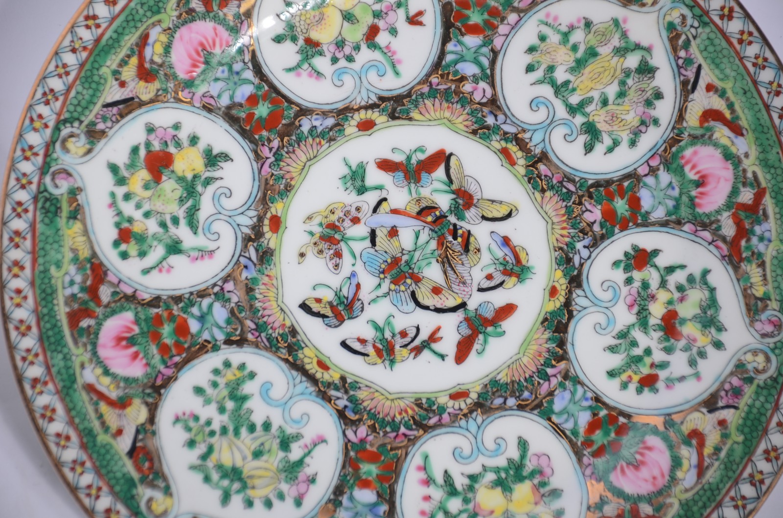 Oito pratos diversos de porcelana oriental policromada. - foto 5 de 10