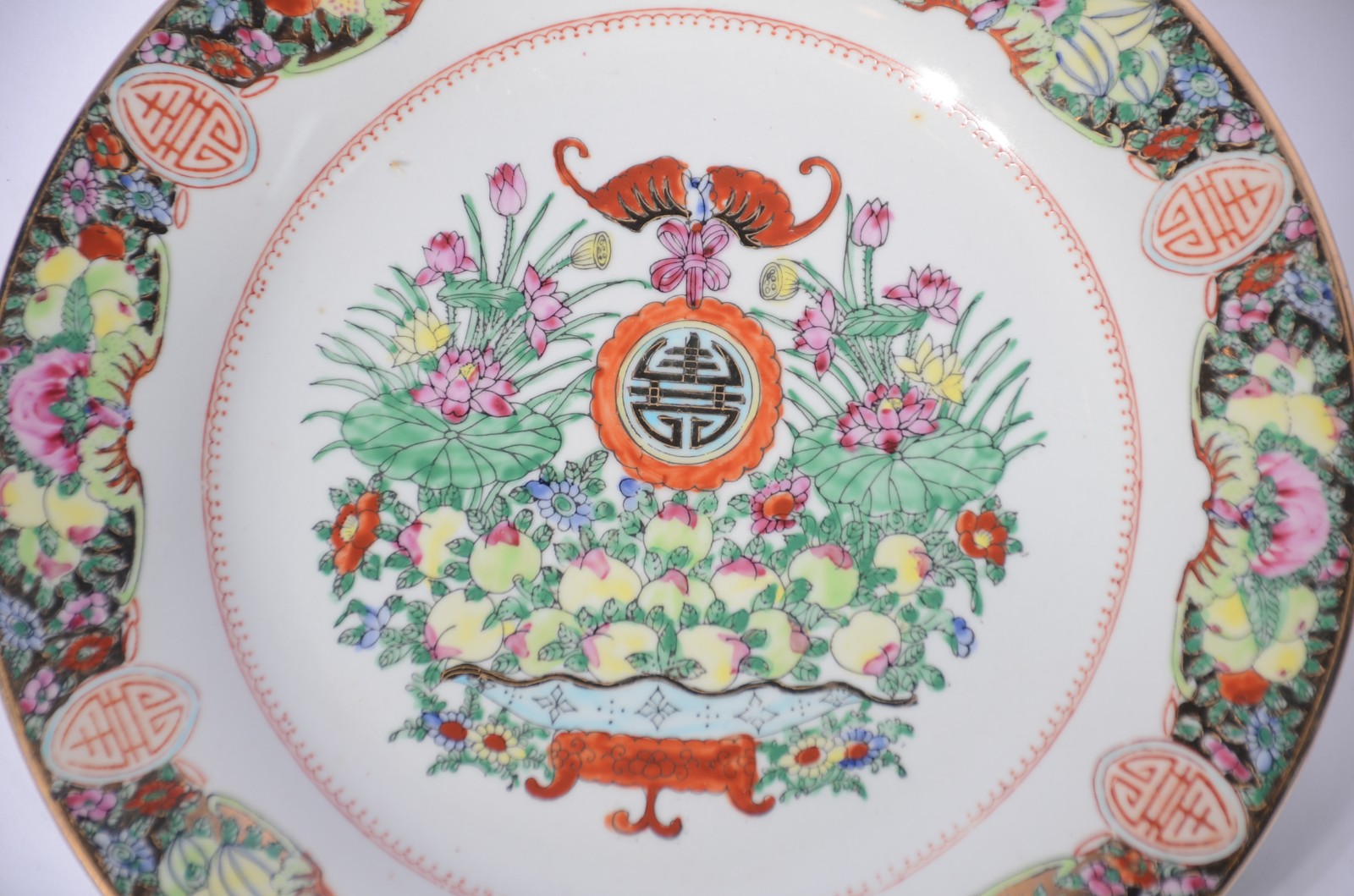 Oito pratos diversos de porcelana oriental policromada. - foto 8 de 10