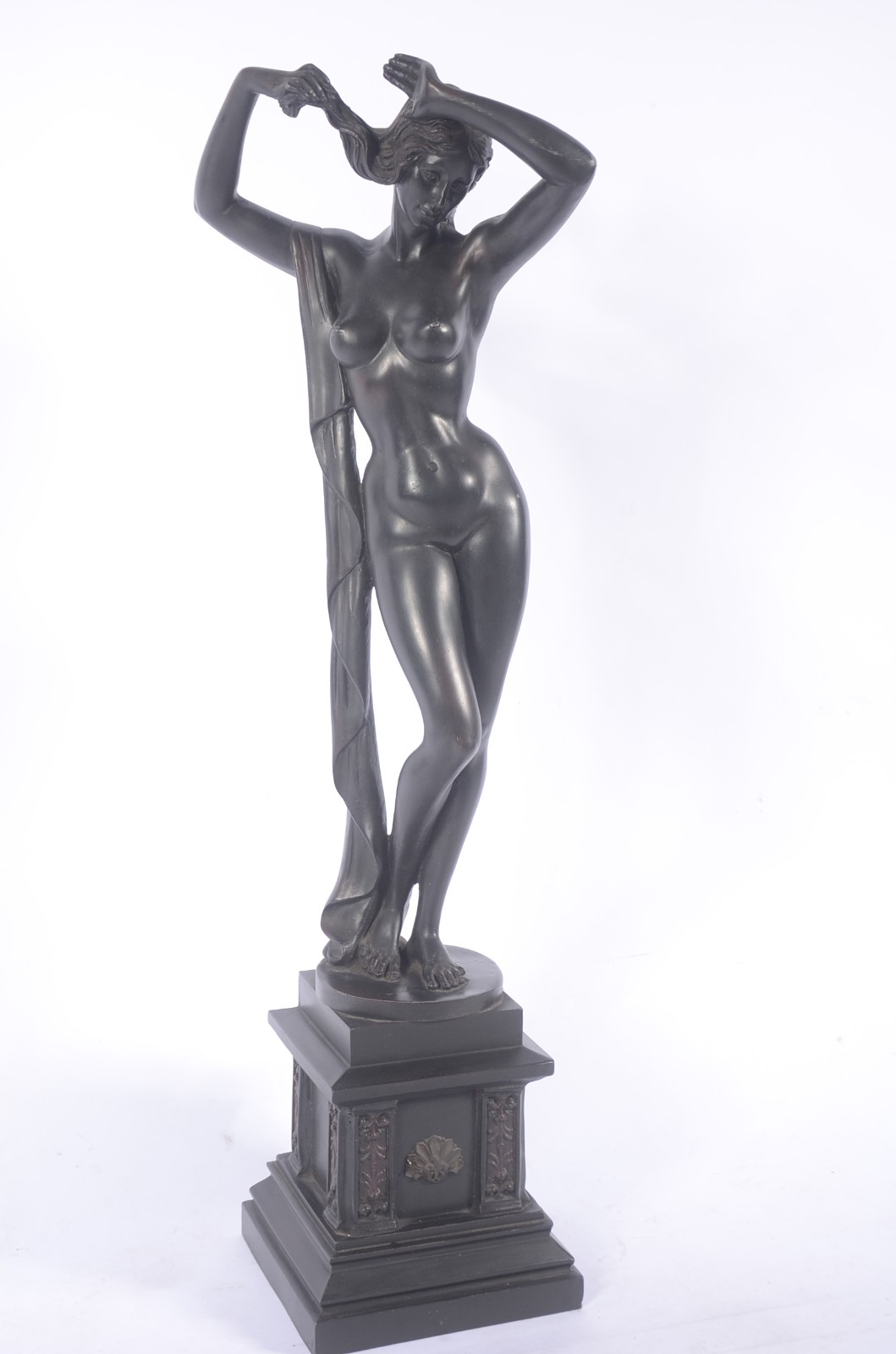 Escultura de resina representando figura feminina. Com desgastes. - foto 1 de 5