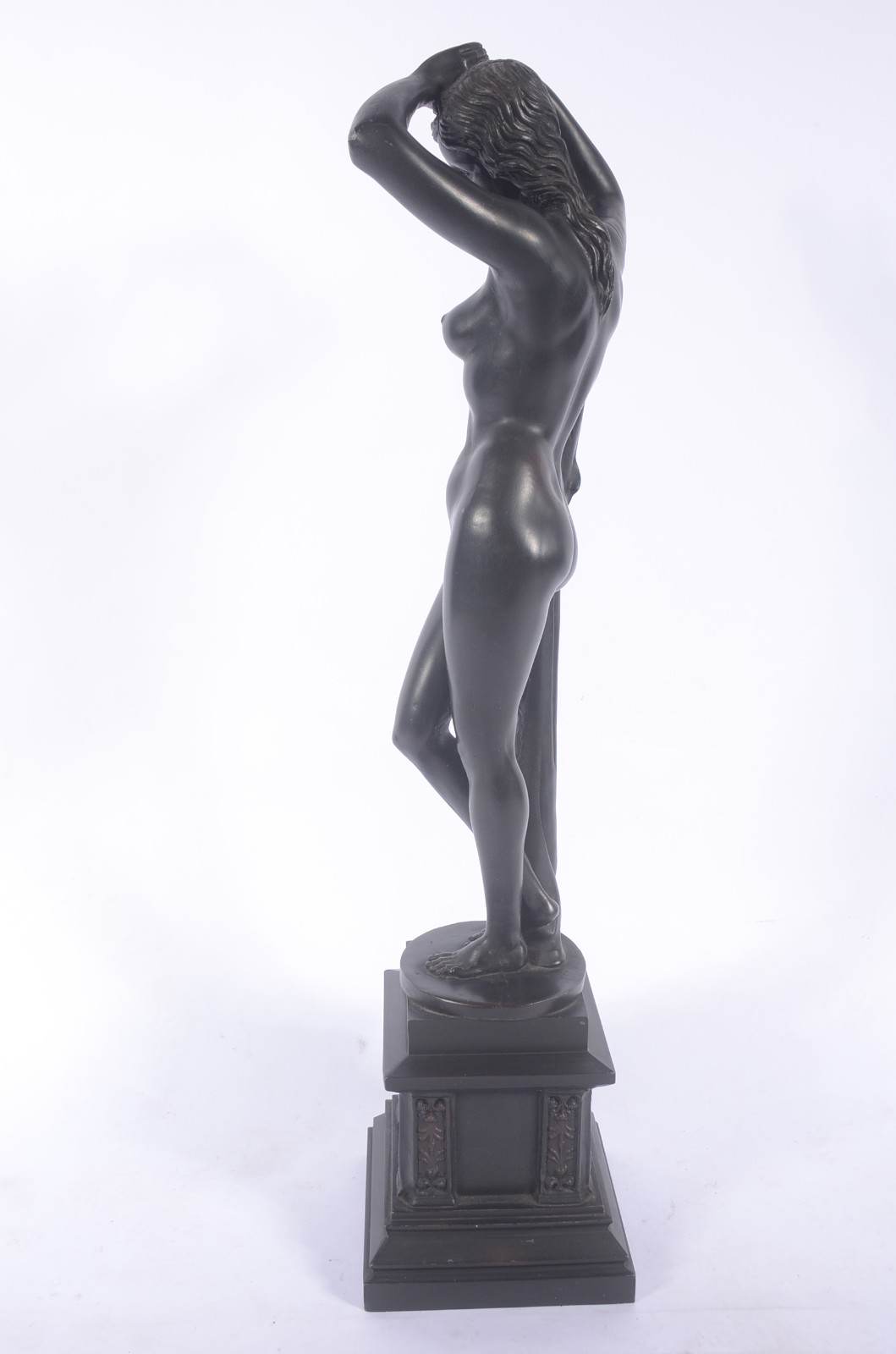 Escultura de resina representando figura feminina. Com desgastes. - foto 3 de 5