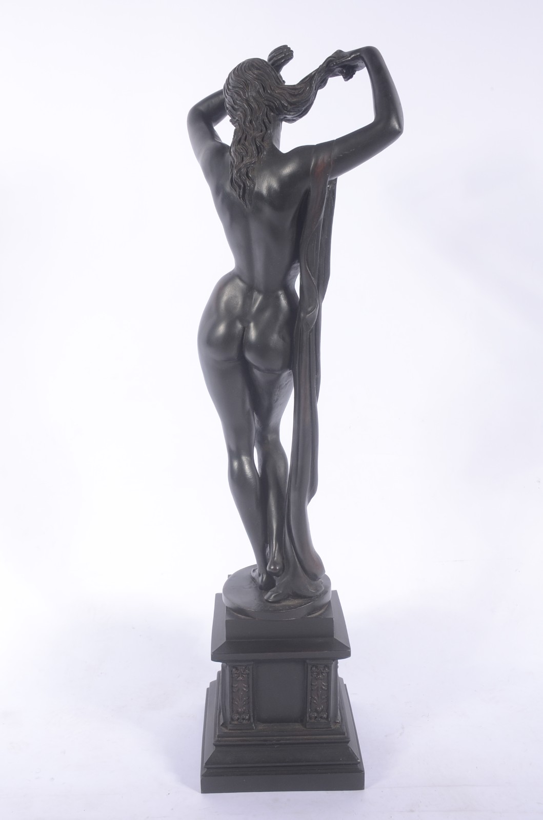 Escultura de resina representando figura feminina. Com desgastes. - foto 4 de 5