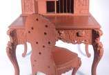 Mesa escrivaninha chinesa de madeira entalhada ... - Mesa escrivaninha chinesa de madeira entalhada com dragões e folhagens, pintada em tom avermelhado, uma gaveta, alçada apoiada com escaninhos e ...