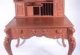 Mesa escrivaninha chinesa de madeira entalhada ... - Mesa escrivaninha chinesa de madeira entalhada com dragões e folhagens, pintada em tom avermelhado, uma gaveta, alçada apoiada com escaninhos e ...