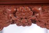 Mesa escrivaninha chinesa de madeira entalhada ... - Mesa escrivaninha chinesa de madeira entalhada com dragões e folhagens, pintada em tom avermelhado, uma gaveta, alçada apoiada com escaninhos e ...