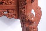 Mesa escrivaninha chinesa de madeira entalhada ... - Mesa escrivaninha chinesa de madeira entalhada com dragões e folhagens, pintada em tom avermelhado, uma gaveta, alçada apoiada com escaninhos e ...