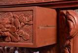 Mesa escrivaninha chinesa de madeira entalhada ... - Mesa escrivaninha chinesa de madeira entalhada com dragões e folhagens, pintada em tom avermelhado, uma gaveta, alçada apoiada com escaninhos e ...