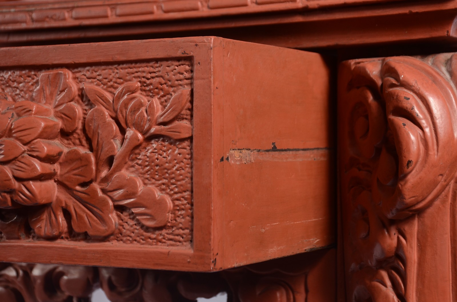 Mesa escrivaninha chinesa de madeira entalhada com dragões e... - foto 6 de 11