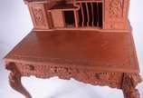 Mesa escrivaninha chinesa de madeira entalhada ... - Mesa escrivaninha chinesa de madeira entalhada com dragões e folhagens, pintada em tom avermelhado, uma gaveta, alçada apoiada com escaninhos e ...